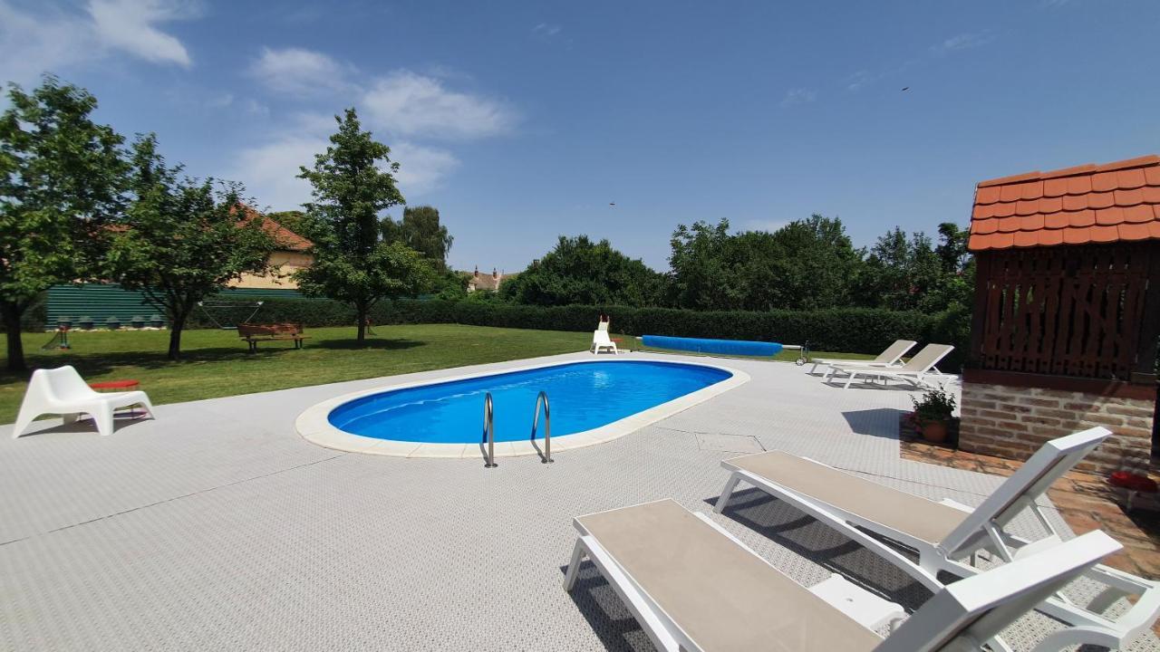 Villa Mons Aureus Popovac 外观 照片
